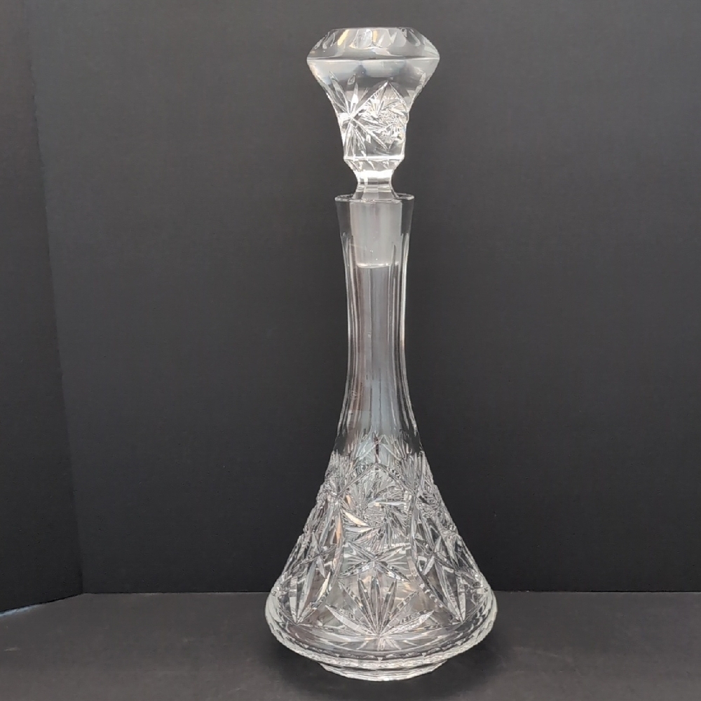 VGT, Heavy Cut Pinwheel Crystal Decanter/Stopper.